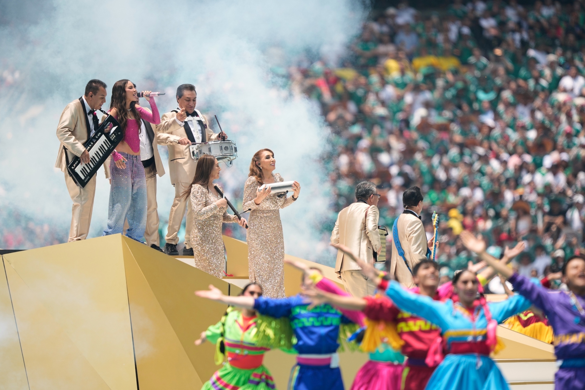 Belinda y Los Ángeles Azules interpretan “Por Ella” durante uno de los momentos más coreados de la ceremonia.jpg